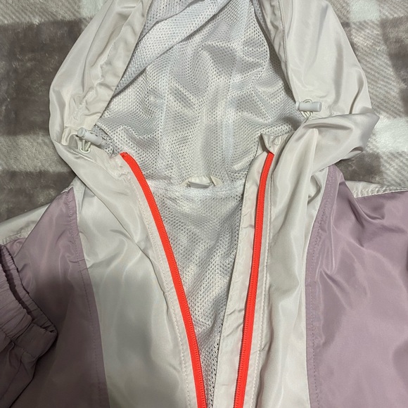 Old navy rain jacket i only wore it once it’s in new condition - Picture 2 of 3